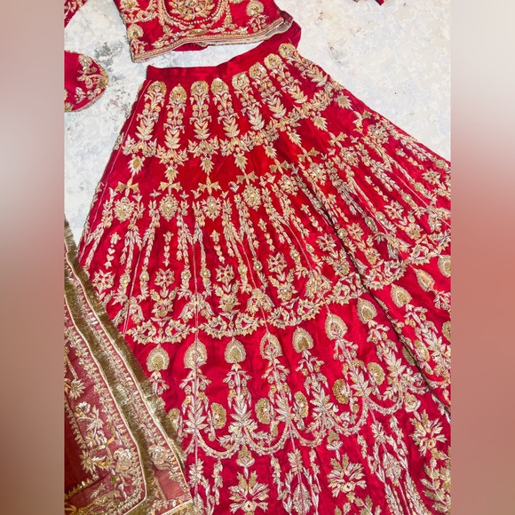 Pakistani/Indian Red lehnga choli bridal collection. Only wore once. - Picture 6 of 17